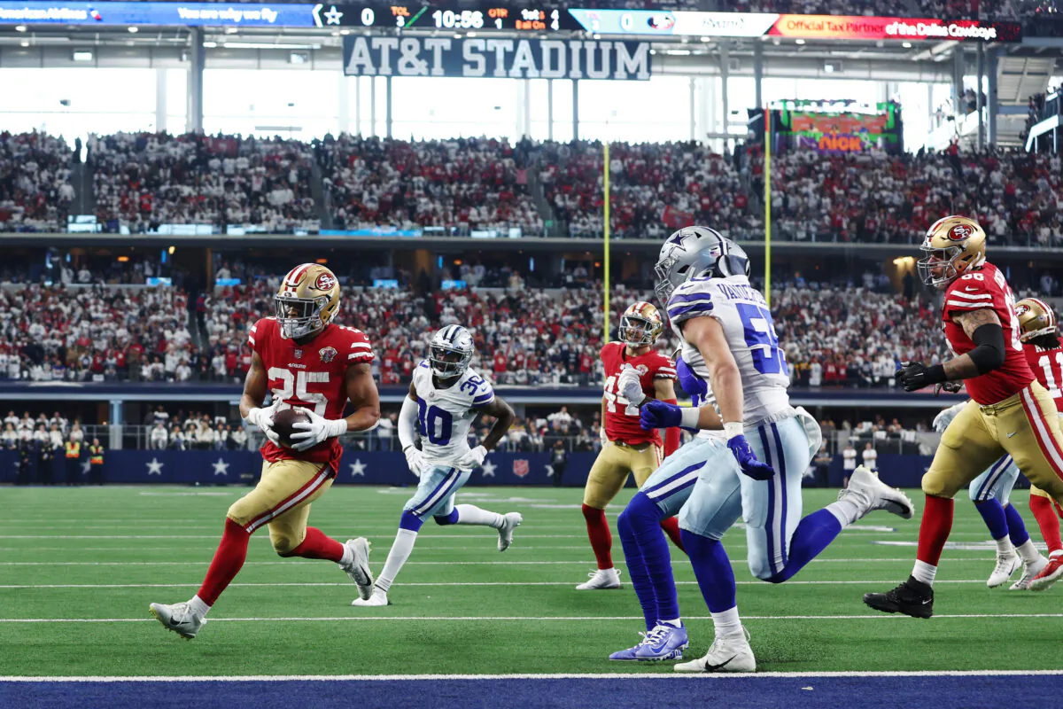 Elijah Mitchell #25 of the San Francisco 49ers rushes for a touchdown against the Dallas Cowboys during the first quarter in the NFC Wild Card Playoff game at AT&T Stadium in Arlington, Texas, on Jan. 16, 2022. (Tom Pennington/Getty Images)