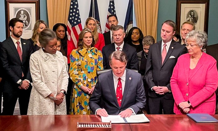 Loudoun County mother Shawntel Cooper (Top 3rd L) experienced an emotional moment in the State Capitol as the new Virginia Governor Glenn Youngkin (C) signed an executive order to ban the teaching of critical race theory in public education on Jan. 15, 2022. (Courtesy of Brandon Jarvis of Virginia Scope) 