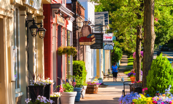 俄亥俄州哈德逊市的主要街道两旁排列着古色古香的商店和企业，其历史可以追溯到一个多世纪前。  （肯尼斯·斯彭斯勒/Shutterstock）