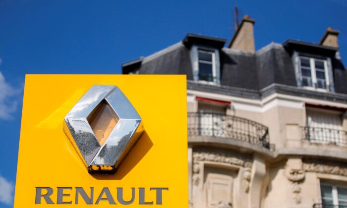 The car maker Renault logo will be seen at dealers in Paris on August 15, 2021.  (SarahMeyssonnier / Reuters)