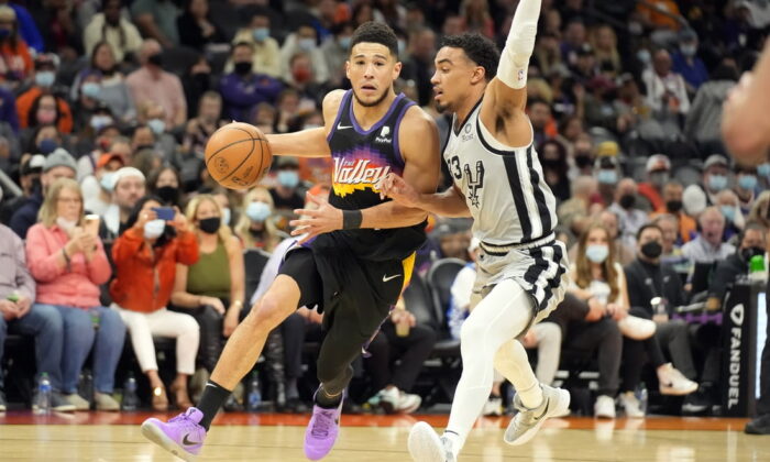 Phoenix Suns guard Devin Booker (1) controls the ball defended by San Antonio Spurs forward Zach Collins (23) in the first half at Footprint Center in Phoenix, Ariz., on Jan 30, 2022. (Rick Scuteri/USA TODAY Sports via Field Level Media)