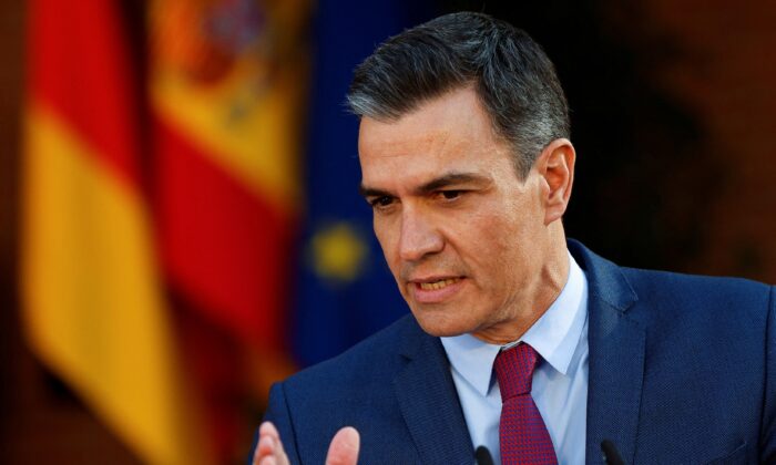 Spanish Prime Minister Pedro Sanchez speaks during a joint news conference with German Chancellor Olaf Scholz (not pictured) at Moncloa Palace in Madrid, Spain, on Jan. 17, 2022. (Susana Vera/Reuters）