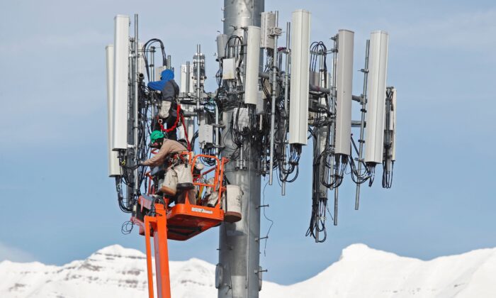 A contract crew for Verizon works on a cell tower to update it to handle the new 5G network in Orem, Utah, on Dec. 10, 2019. (George Frey/AFP via Getty Images)