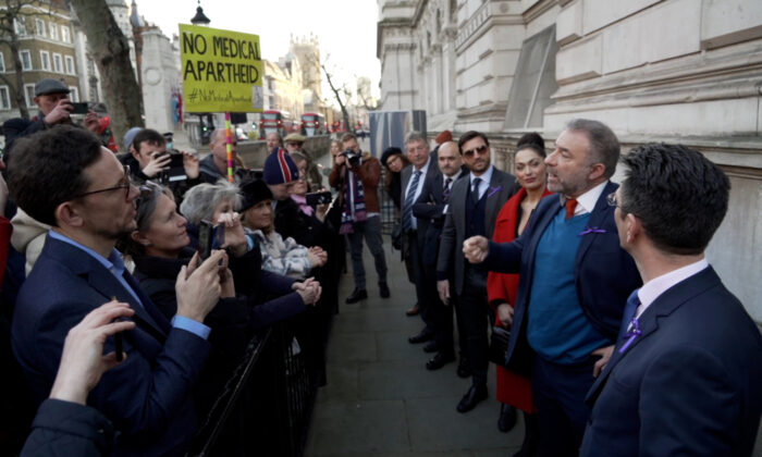 Alan Miller (2nd R), who launched anti-restriction campaign Together, speaks outside Downing Street, in London on Jan. 17, 2022. (Earl Rhodes/NTD)