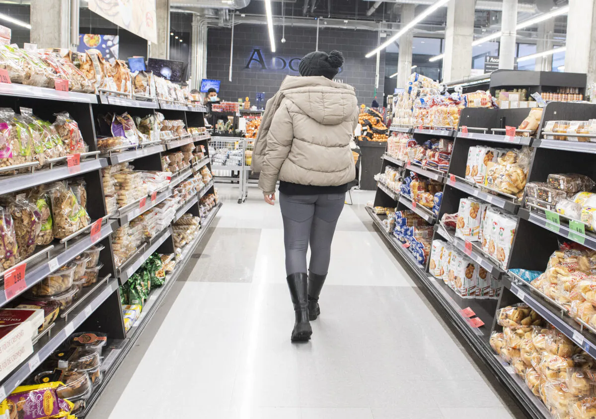 People shop at a grocery store in Montreal, December 19, 2021 (The Canadian Press/Graham Hughes)