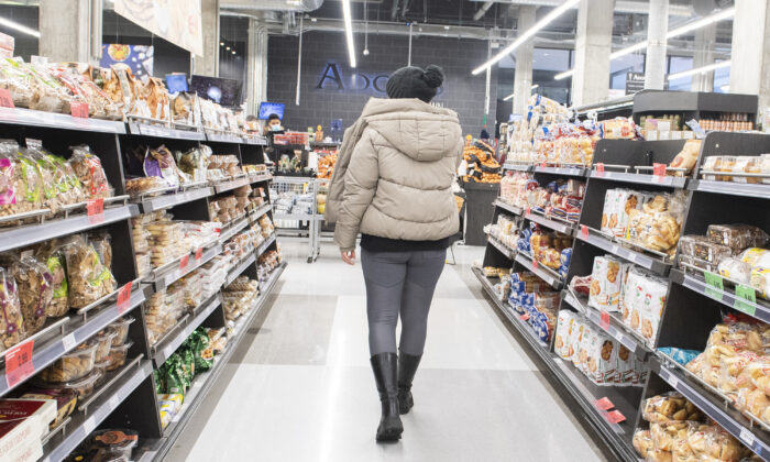 People shop at a grocery store in Montreal, December 19, 2021 (The Canadian Press/Graham Hughes)