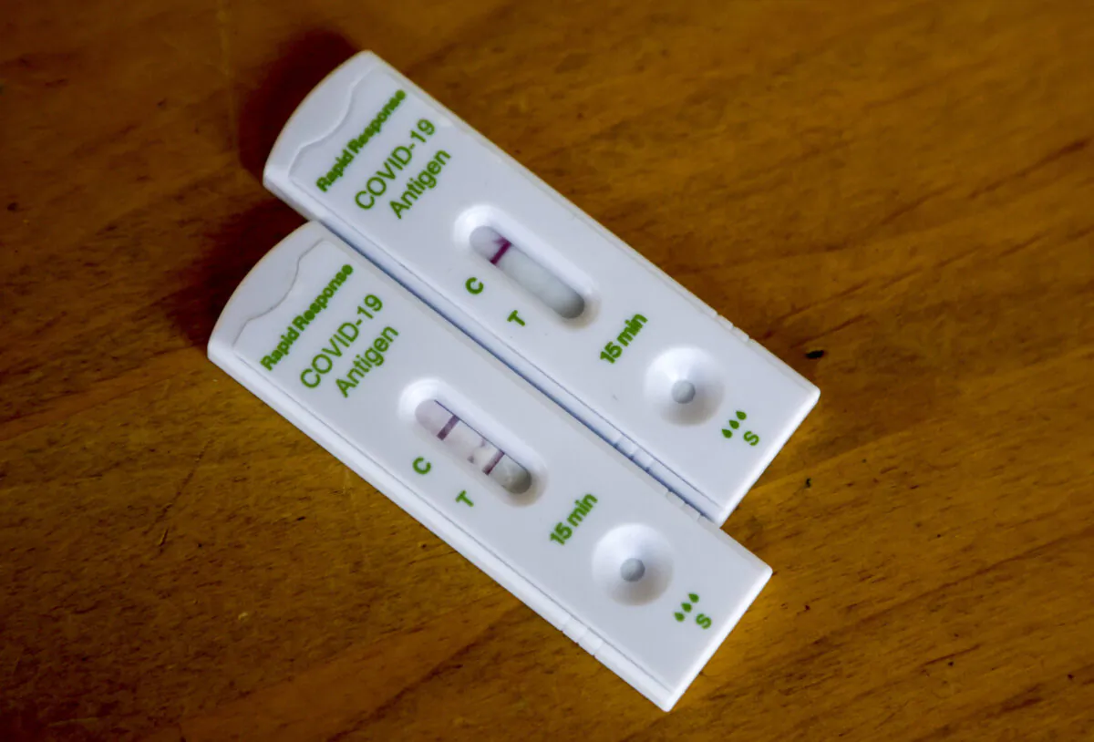 Positive (L) and negative COVID-19 rapid antigen tests are pictured in Calgary, Alberta, on Jan. 4, 2022. (Jeff McIntosh/The Canadian Press)