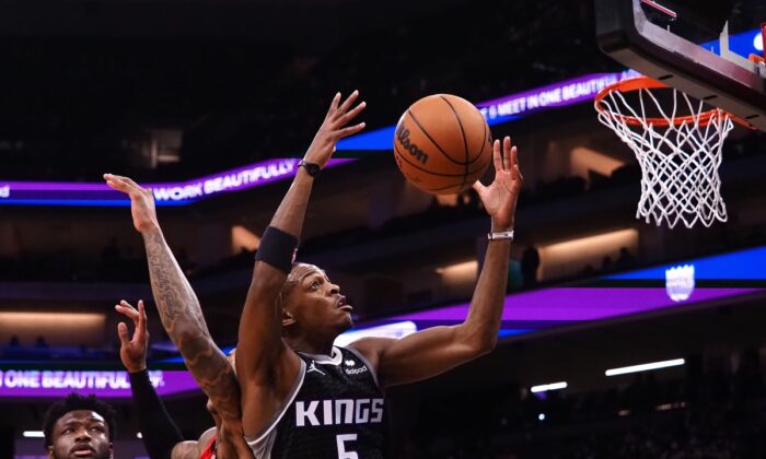 Sacramento Kings guard De'Aaron Fox (5) controls a rebound against the Houston Rockets during the second quarter at Golden 1 Center in Sacramento, Calif., on Jan. 16, 2022. (Kelley L Cox/USA TODAY Sports via Field Level Media)