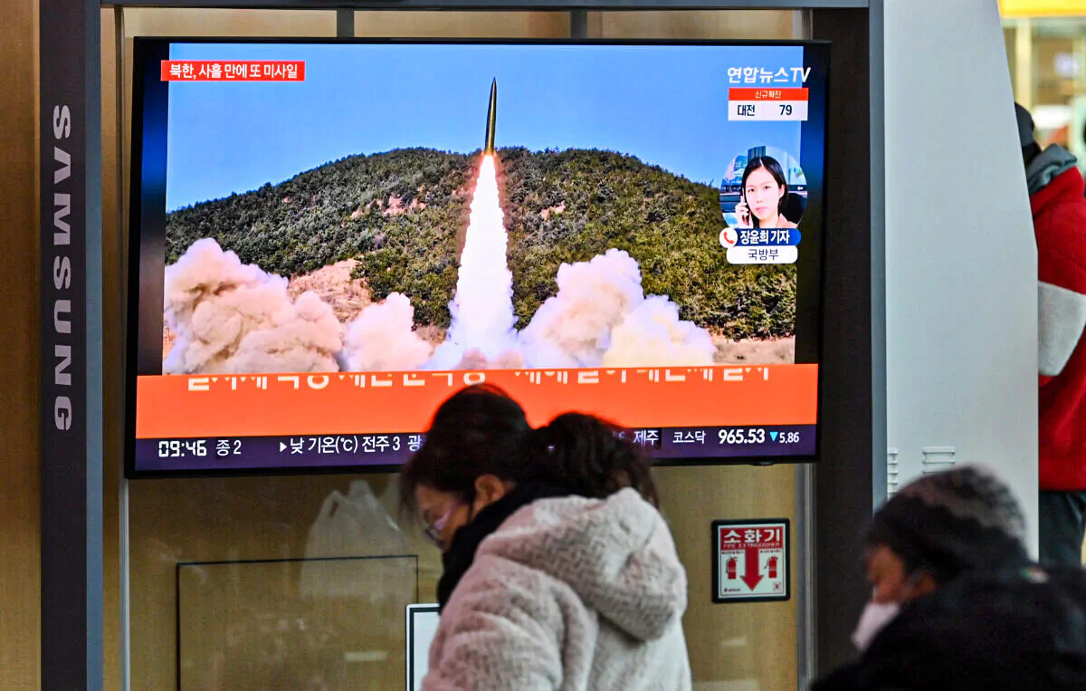 News of a North Korean missile test seen on TV at a railway station in Seoul on Jan. 17, 2022. (JUNG YEON-JE/AFP via Getty Images)
