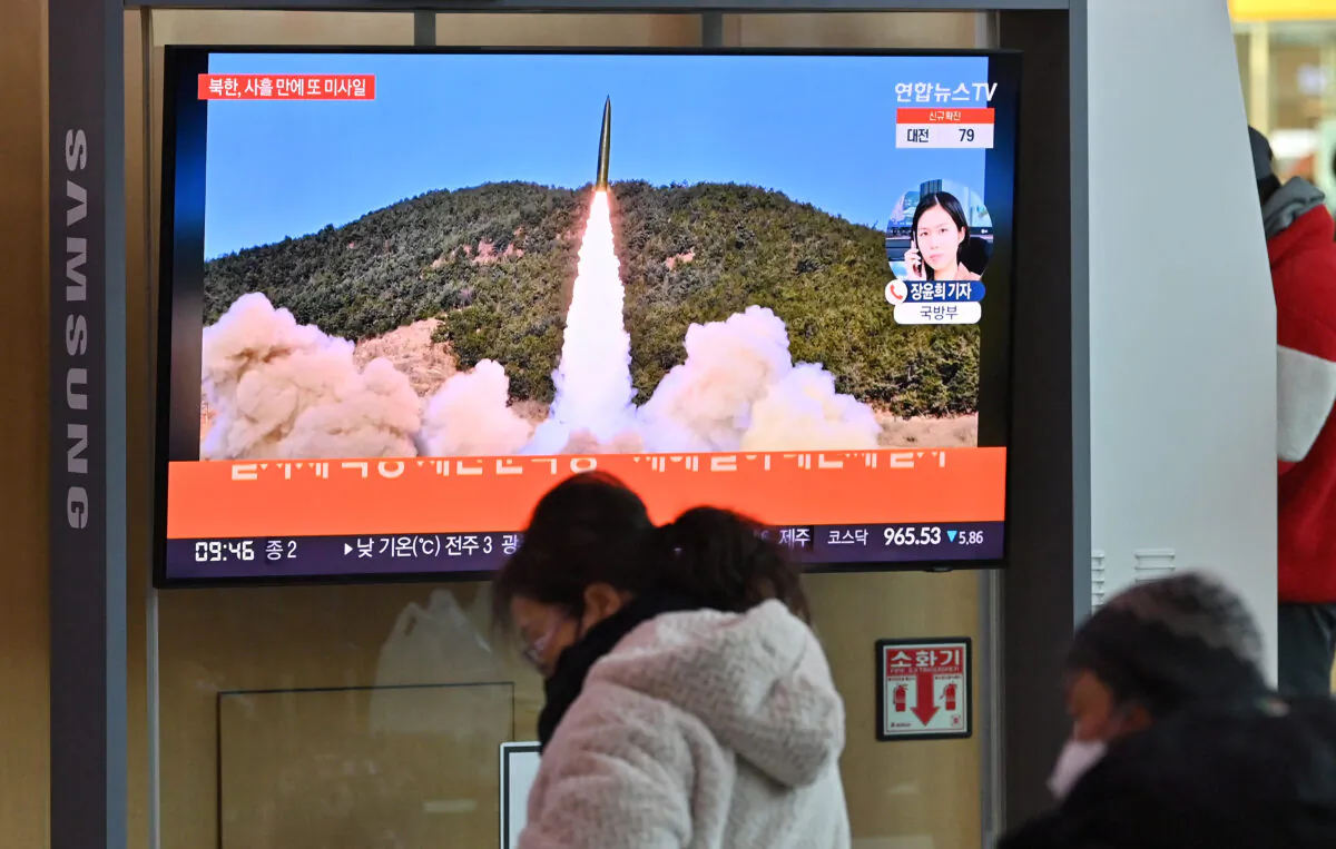 News of a North Korean missile test seen on TV at a railway station in Seoul on Jan. 17, 2022. (Jung Yeon-Je/AFP via Getty Images)