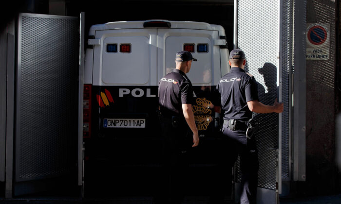 A file photo shows police officers opening security gates at Audiencia Nacional court in Madrid, on Aug. 6, 2013. (Gonzalo Arroyo Moreno/Getty Images)