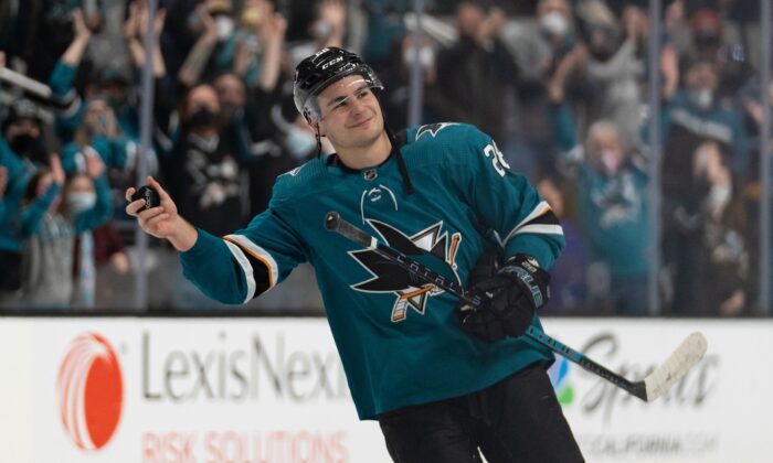 San Jose Sharks right wing Timo Meier (28) smiles at the fans after defeating the Los Angeles Kings at SAP Center in San Jose, Calif., on Jan. 17, 2022. (Stan Szeto/USA TODAY Sports via Field Level Media)
