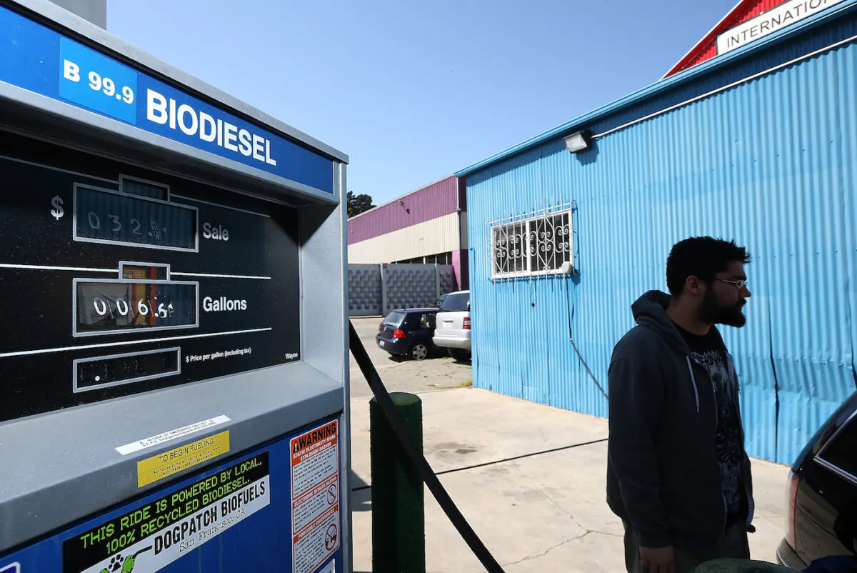 A man pumps biodiesel into his car at Dogpatch Biofuels in San Francisco, California on March 22, 2013. (Justin Sullivan/Getty Images)