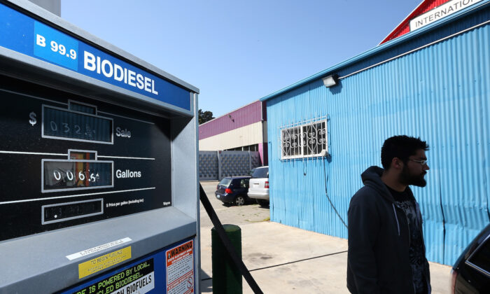 A man pumps biodiesel into his car at Dogpatch Biofuels in San Francisco, California on March 22, 2013. (Justin Sullivan/Getty Images)