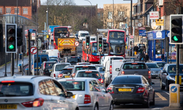 Buses and cars caught in heavy traffic in London on Jan. 17, 2022. (Dominic Lipinski/PA)