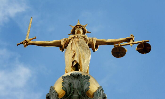 未注明日期的照片显示了位于伦敦市中心的英格兰和威尔士中央刑事法院（通常被称为老贝利）顶部的正义女神雕像。  （克拉拉·莫尔登/宾夕法尼亚州）