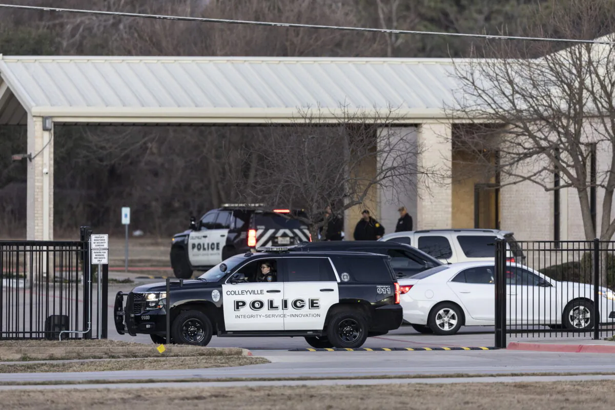 Police stand in front of the Congregation Beth Israel synagogue, in Colleyville, Texas, on Jan. 16, 2022. (Brandon Wade/AP Photo)