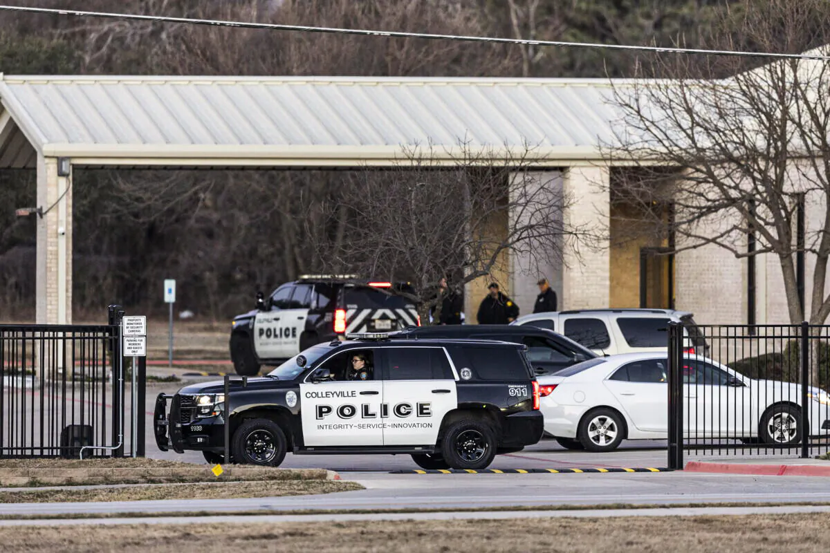 Police stand in front of the Congregation Beth Israel synagogue, in Colleyville, Texas, on Jan. 16, 2022. (Brandon Wade/AP Photo)