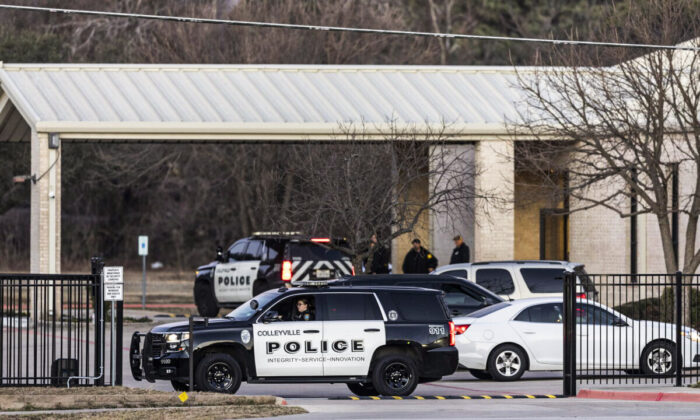 Police stand in front of the Congregation Beth Israel synagogue, in Colleyville, Texas, on Jan. 16, 2022. (Brandon Wade/AP Photo)