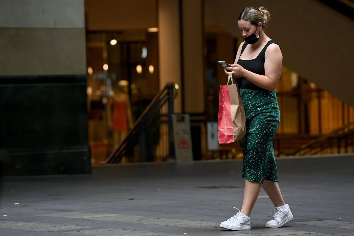 A shopper holds a retail bag in Pitt St Mall, Sydney, Australia, on Jan. 11, 2022. (AAP Image/Bianca De Marchi)