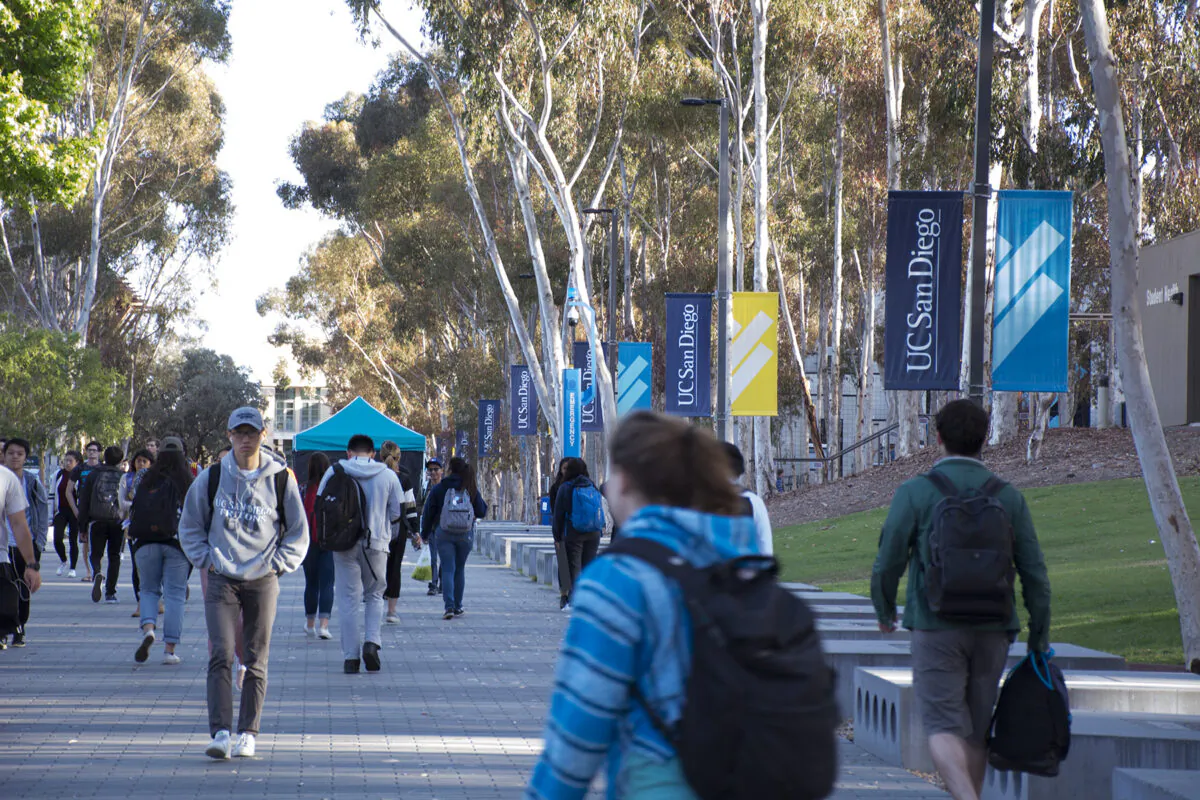 Students move between classes at the University of California–San Diego, San Diego, Calif., on May 15, 2018. (Yang Jie/The Epoch Times)