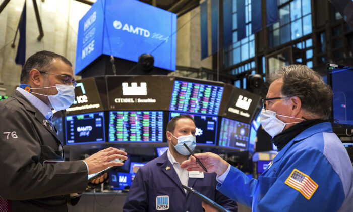 Traders work on the New York Stock Exchange floor in New York, on Jan. 20, 2022. (Courtney Crow/New York Stock Exchange via AP)