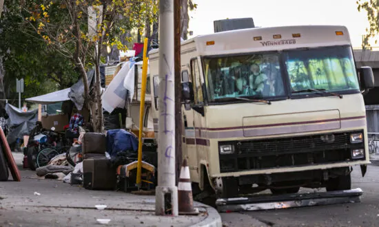 Los Angeles Bans Overnight Parking for RVs in Venice