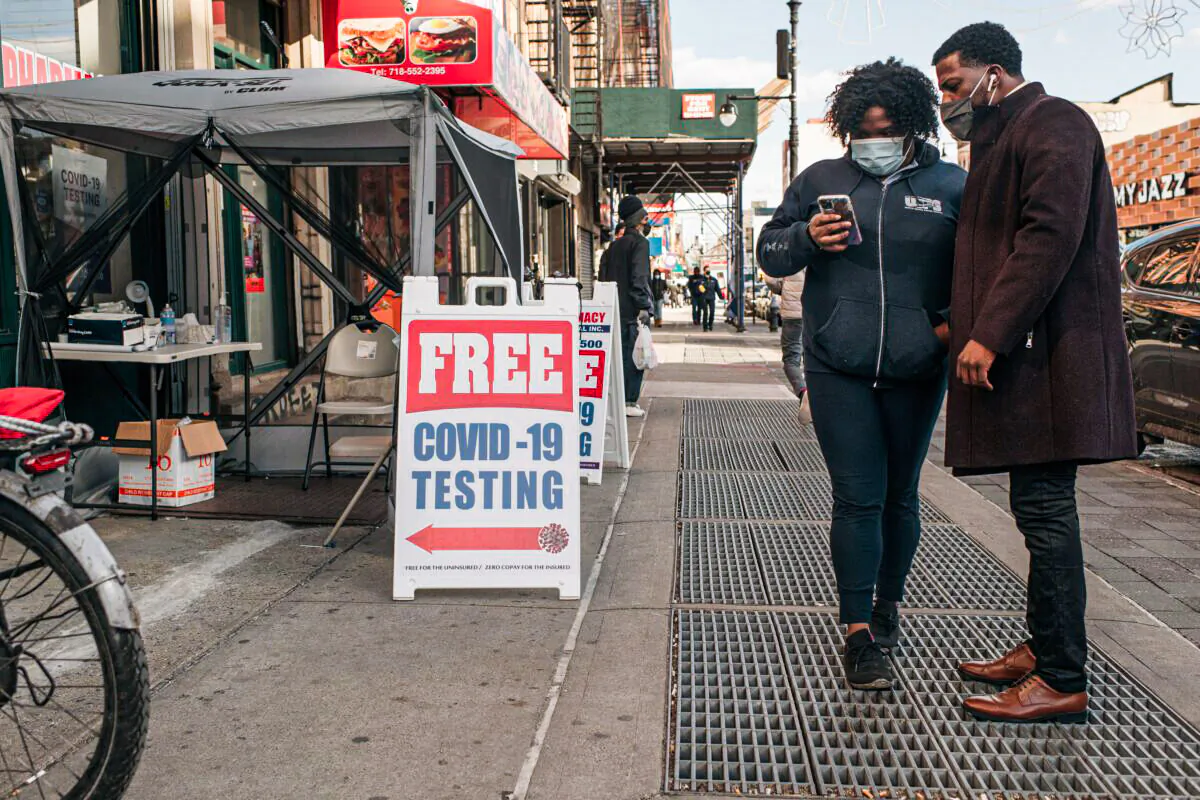 People stop outside a COVID-19 testing site in New York City on Jan. 10, 2022. (Scott Heins/Getty Images)