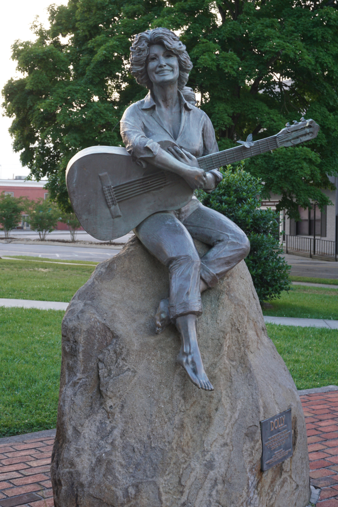Sevierville,,Tennessee,Usa,-,May,19,,2019:,Dolly,Parton,Statue