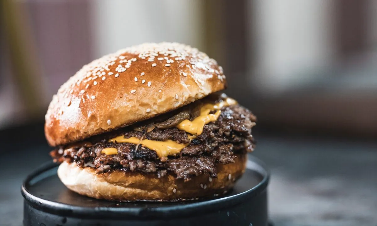 When you're building your burger, make sure you don’t lose the flavor of the meat. (ersaguncelebi/shutterstock)