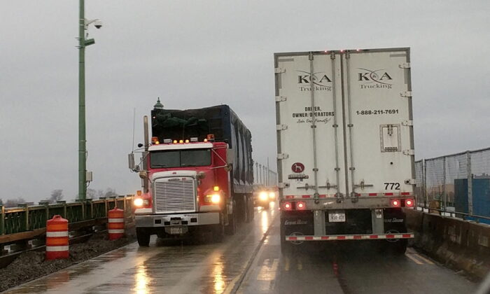 Cross-border transport trucks cross paths on the Peace Bridge at the Canada U.S. border in Buffalo, New York, U.S., Jan. 10, 2018. (Reuters/Hyungwon Kang/File Photo)