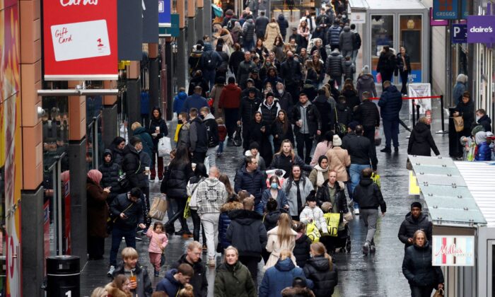 People walk along a busy shopping street as people look for bargains in the traditional Boxing Day sales in Liverpool, Britain, on Dec. 26 , 2021. (Phil Noble/Reuters)