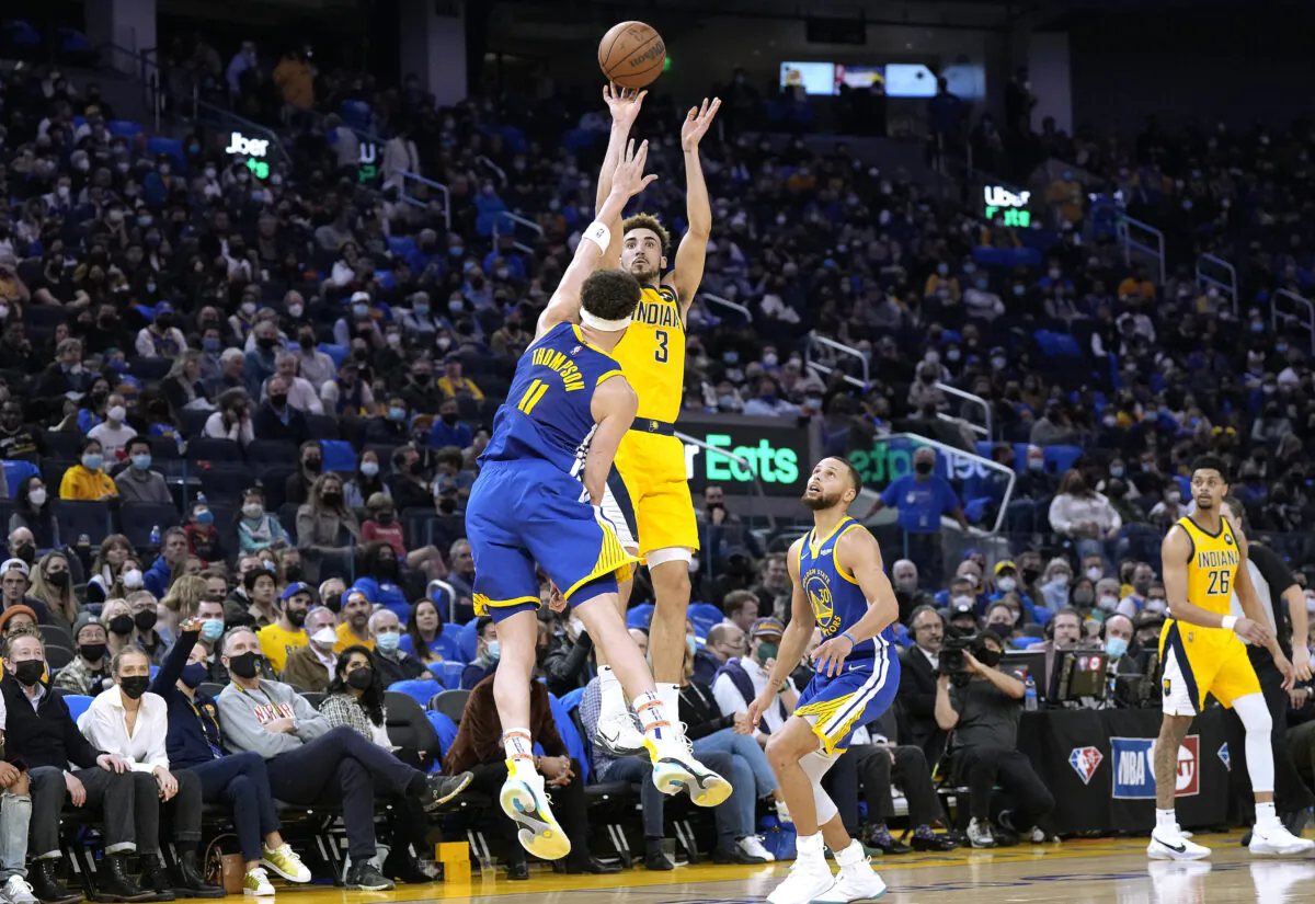 Klay Thompson #11 of the Golden State Warriors defends the three-point shot attempt from Chris Duarte #3 of the Indiana Pacers during the first half of an NBA basketball game at Chase Center, in San Francisco, on January 20, 2022. (Thearon W. Henderson/Getty Images)