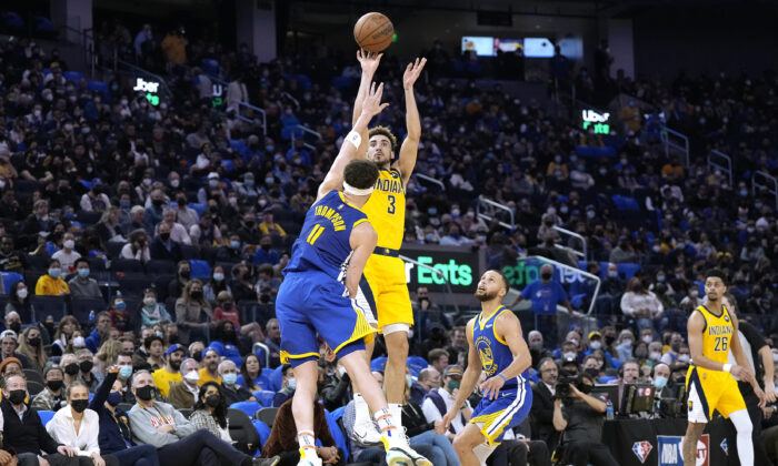 Klay Thompson #11 of the Golden State Warriors defends the three-point shot attempt from Chris Duarte #3 of the Indiana Pacers during the first half of an NBA basketball game at Chase Center, in San Francisco, on January 20, 2022. (Thearon W. Henderson/Getty Images)