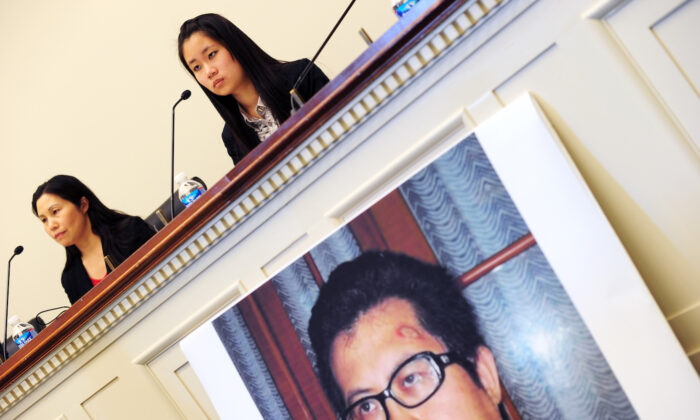 Zhang Qing (L), the wife of Chinese human rights activist Yang Maodong, also known as Guo Feixiong, speaks at a press conference to raise awareness about the situation of her husband, in Washington, on Oct. 29, 2013. Her daughter Yang Tianjiao looks on. Zhang passed away on Jan. 10, 2022. (Jewel Samad/AFP via Getty Images)