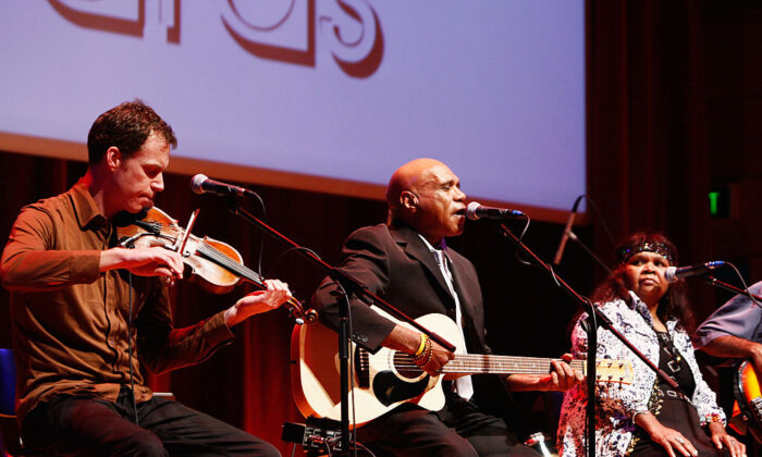 Archie Roach (C) performs during the 2009 ARIA Fine Arts Awards (Australian Recording Industry Association) at the City Recital Hall  in Sydney, Australia on September 29, 2009.  (Photo by Gaye Gerard/Getty Images)