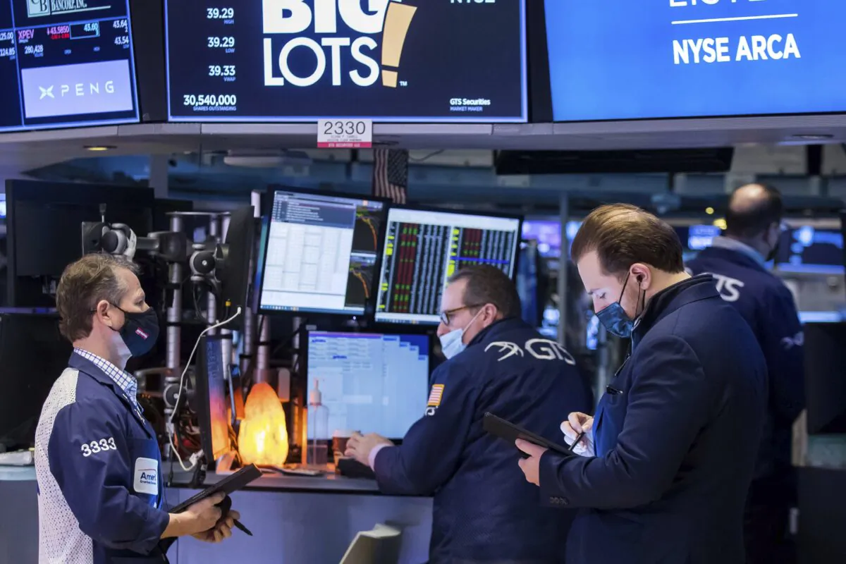 Traders work on the floor of the New York Stock Exchange on Jan. 21, 2022. (Courtney Crow/New York Stock Exchange via AP)