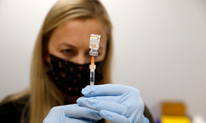 A nurse holds a Pfizer-BioNTech COVID-19 vaccine in Southfield, Mich., on Nov. 5 2021. (Jeff Kowalsky/AFP via Getty Images)