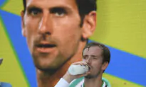 Medvedev Wins Over Aussie Crowd in Win Over Dutch Opponent