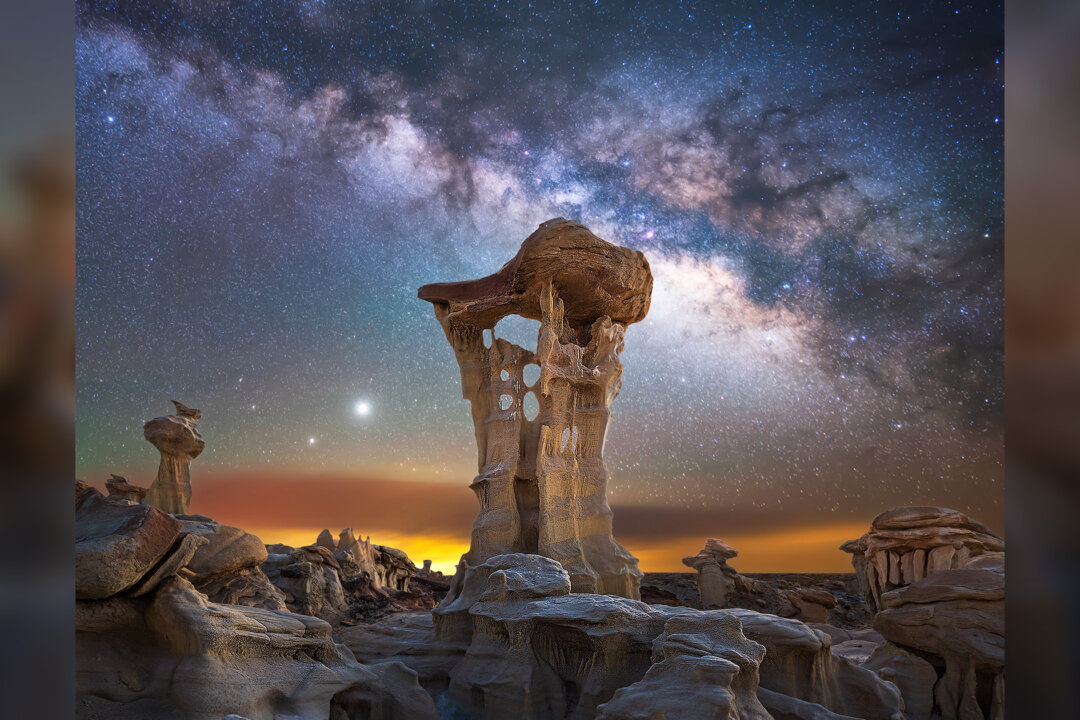 Astrophotographer Captures ‘Alien Throne’ Rock With Unbelievable Milky ...