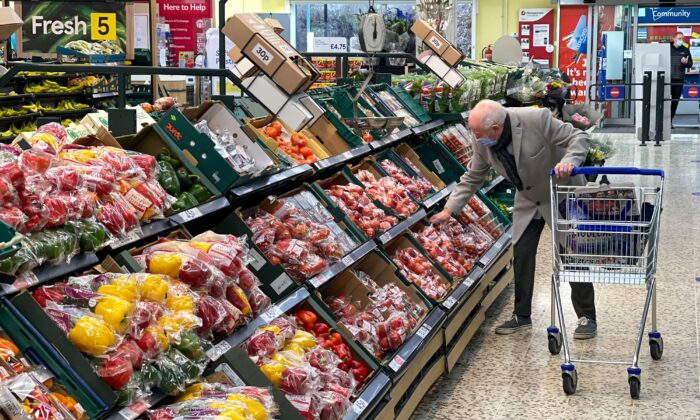 2022 年 1 月 10 日，一名顾客在伦敦东部的一家乐购超市内购买食品。（丹尼尔·莱尔/法新社通过 Getty Images）