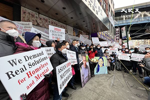 Residents of Manhattan Chinatown gathered in front of the homeless shelter at 91 East Broadway to mourn the deaths of two Chinese randomly attacked and killed by homeless suspects, and oppose the city government’s plan to build a new homeless shelter in central Chinatown. (Hannah Cai/The Epoch Times)
