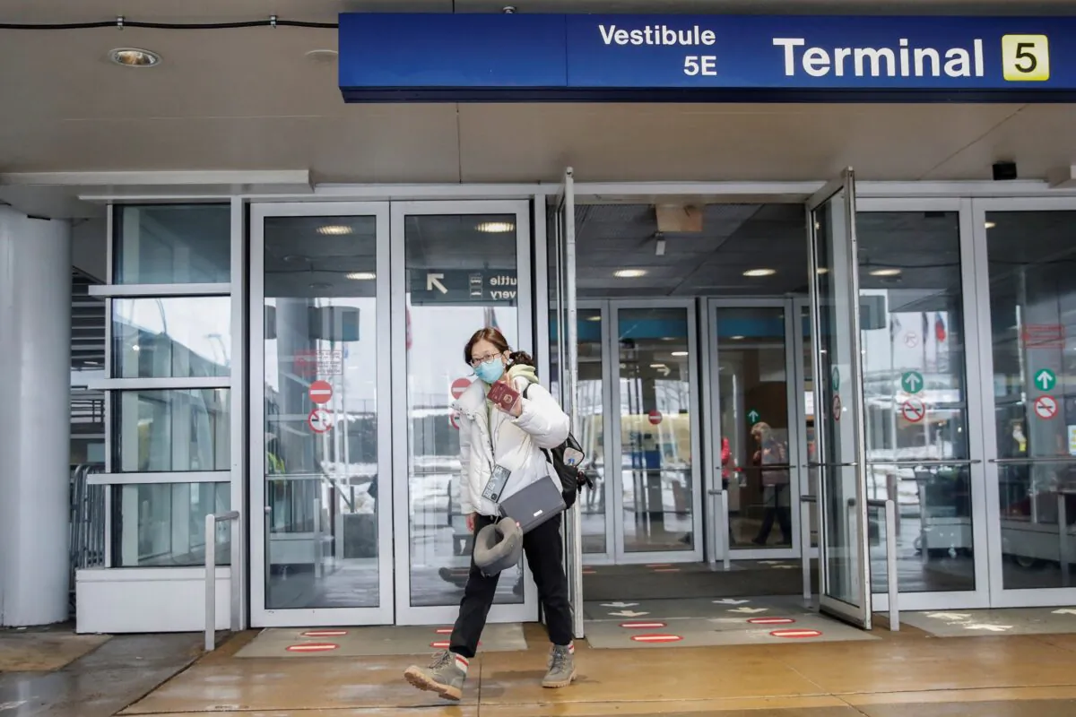 A passenger wearing a mask, amid the health threat of novel coronavirus, arrives on a direct flight from China at Chicago's O'Hare airport in Chicago, Ill., on Jan. 24, 2020. (Kamil Krzaczynski/Reuters)