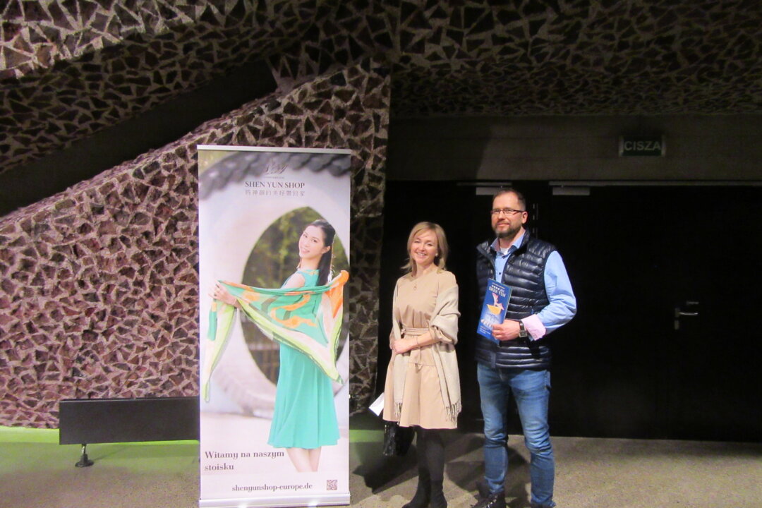 Jacek Paweł Godlewski and Aneta Adamiak-Godlewska at the Shen Yun Performing Arts matinee in Torun, Poland on Jan. 21, 2022. (Haiying Wang  / Epoch Times) 