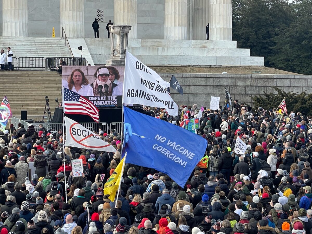 Protesters gather at Lincoln Memorial for the “Defeat the Mandates” rally in Washington on Jan. 23, 2022. (Lynn Lin/NTD)