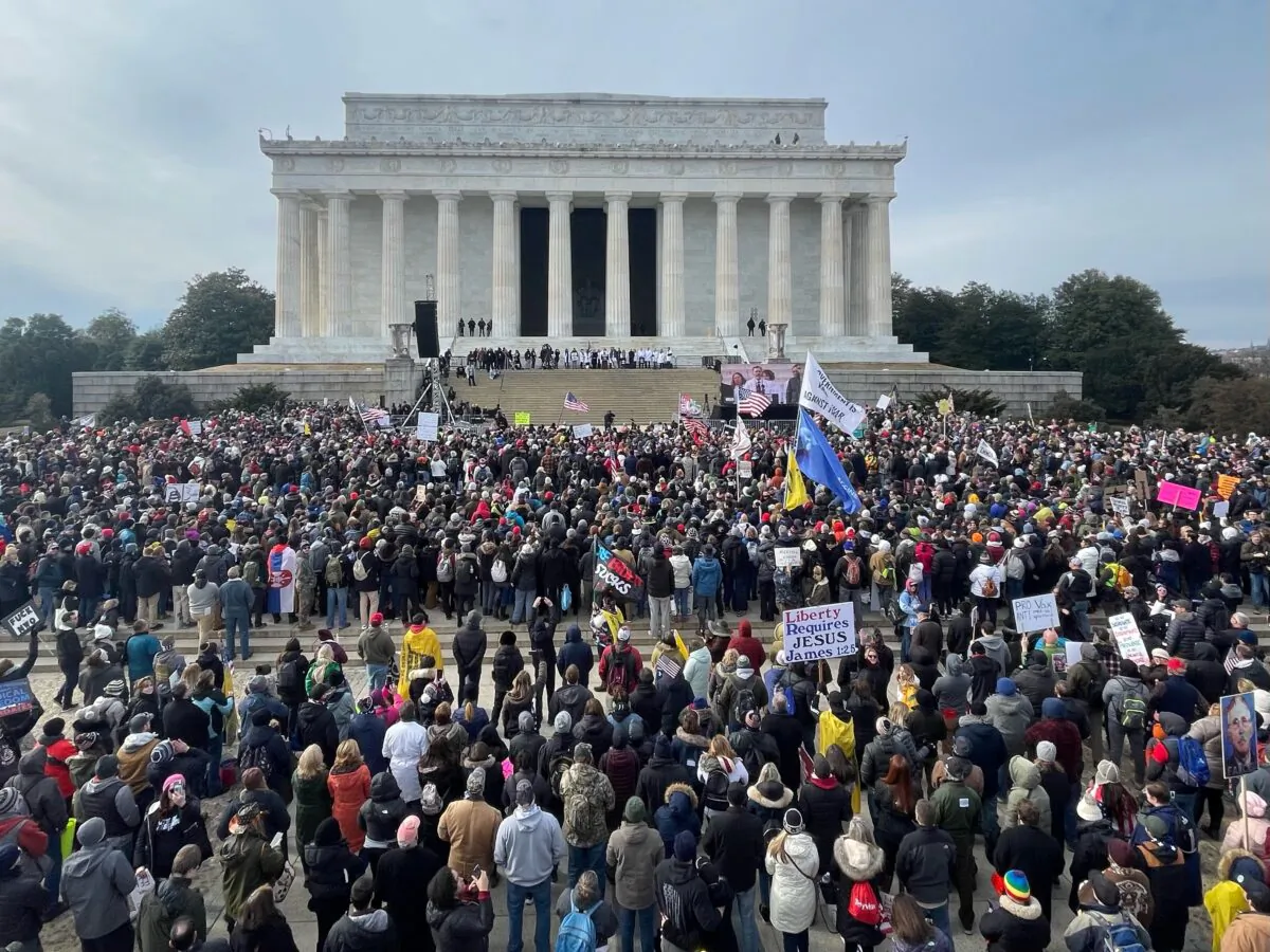 Crowd gathers at Lincoln Memorial for the "Defeat the Mandates" rally in Washington on Jan. 23, 2022. (Lynn Lin/NTD)