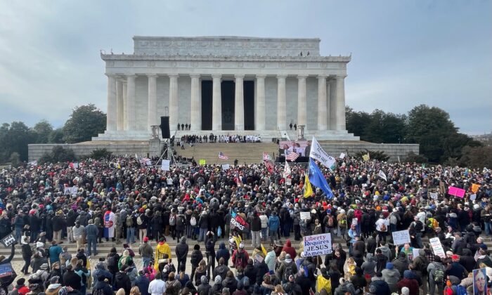 Crowd gathers at Lincoln Memorial for the "Defeat the Mandates" rally in Washington on Jan. 23, 2022. (Lynn Lin/NTD)