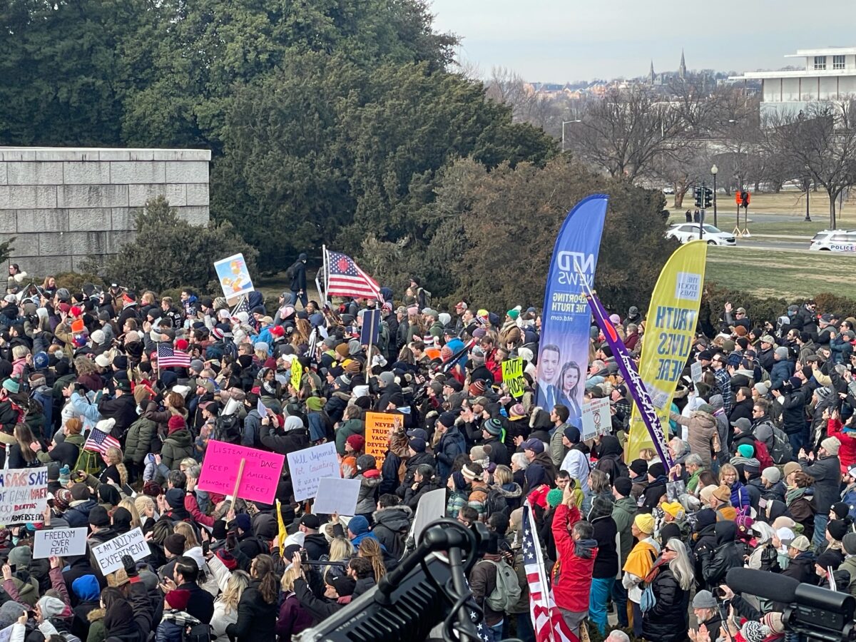 Crowd gathers at Lincoln Memorial for the Defeat the Mandates rally