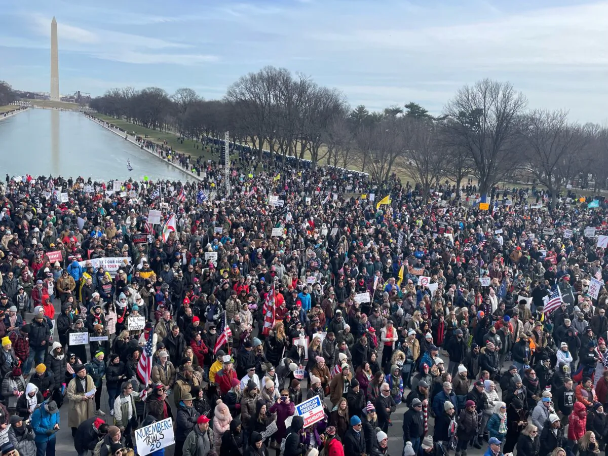 Crowd gathers at Lincoln Memorial for the "Defeat the Mandates" rally in Washington on Jan. 23, 2022. (Lynn Lin/NTD)