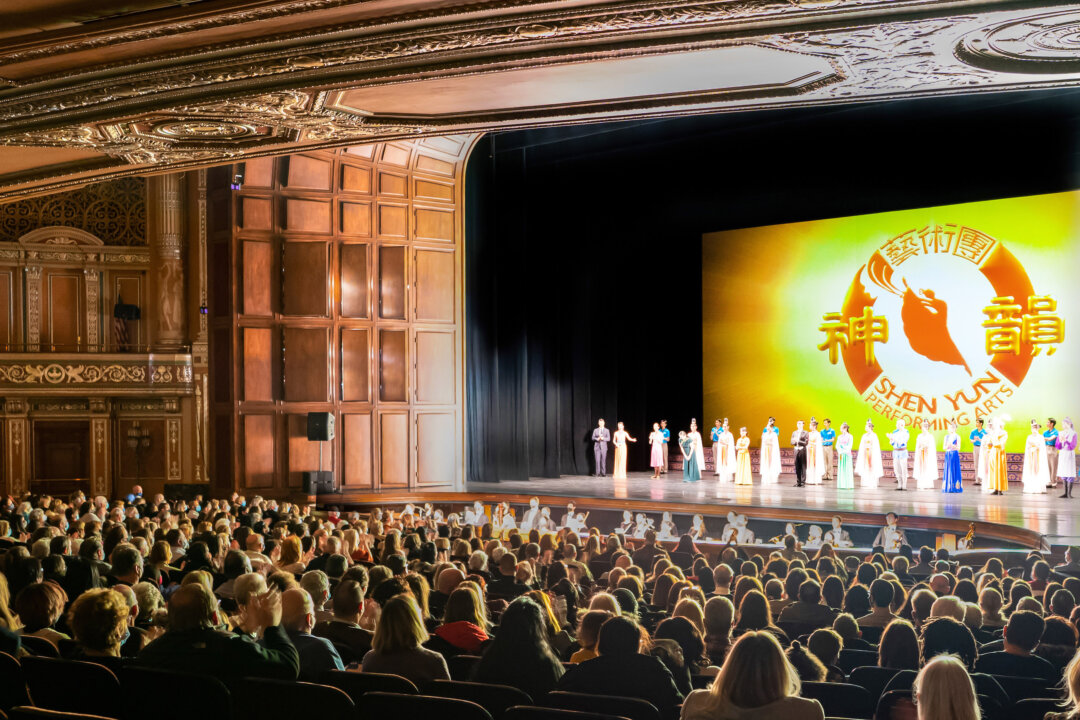 Shen Yun Performing Arts curtain call at Pittsburgh's Benedum Center, on Jan. 22, 2022. (The Epoch Times)